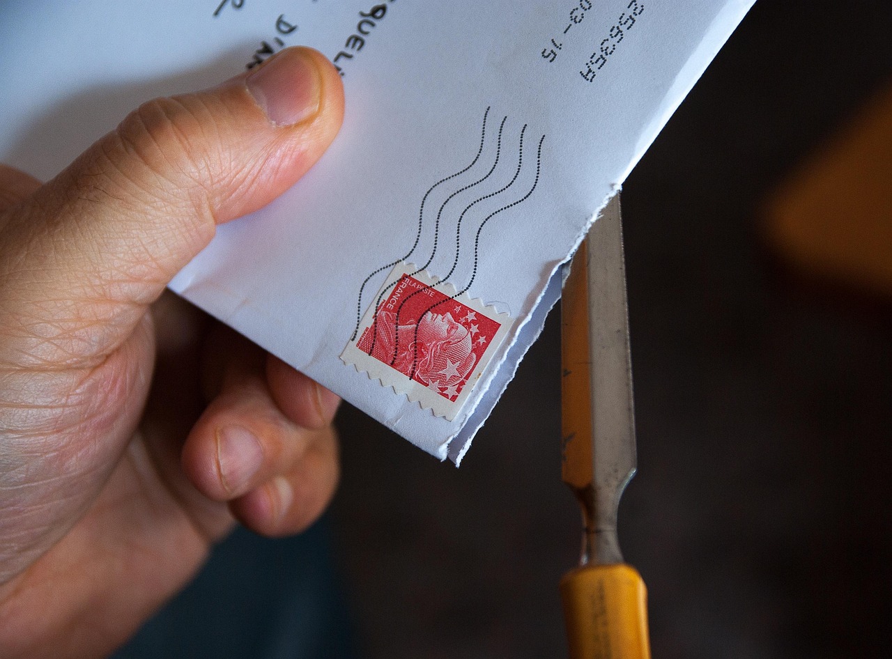 Letters That Cross the Country: Keeping Long-Distance Friendships Warm